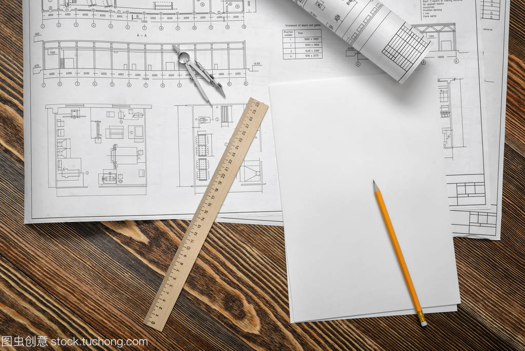 藍圖的誕生 鉛筆、尺規與木桌上的建筑夢